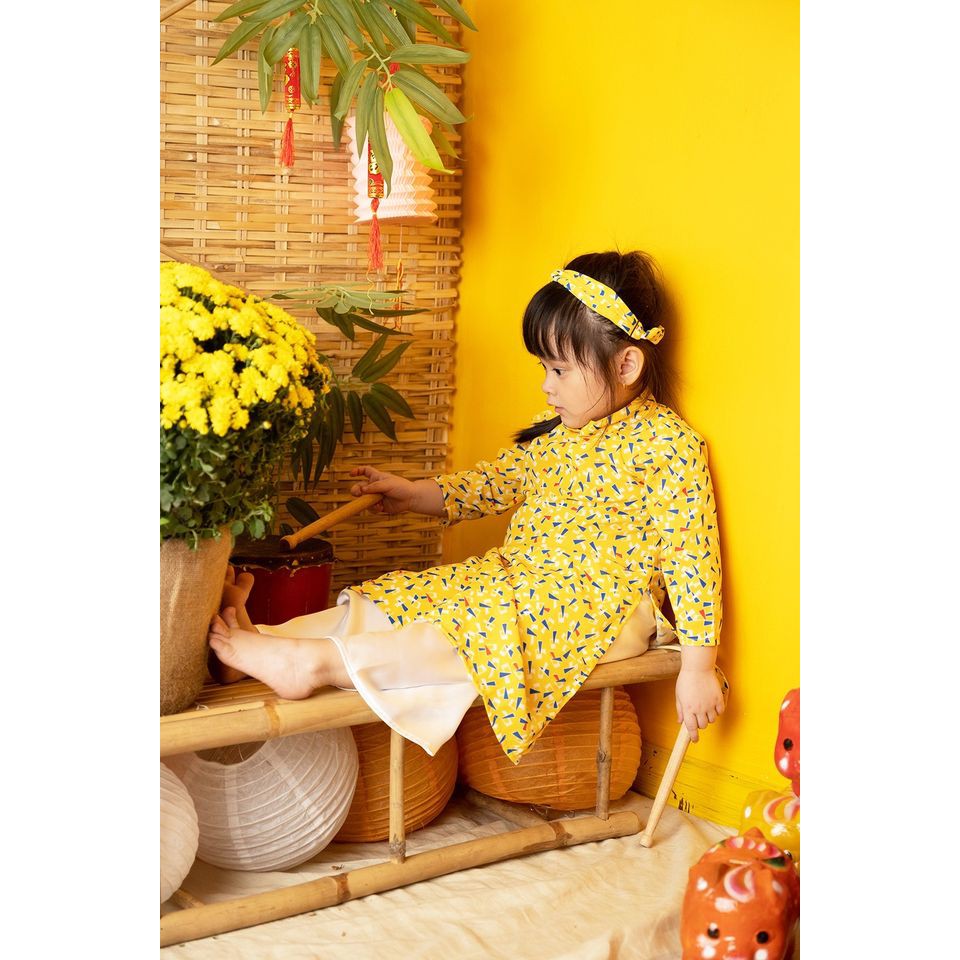 Set áo dài cho bé gái BYZU kiểu áo dài truyền thống, chất liệu lụa màu vàng họa tiết nhí đáng yêu