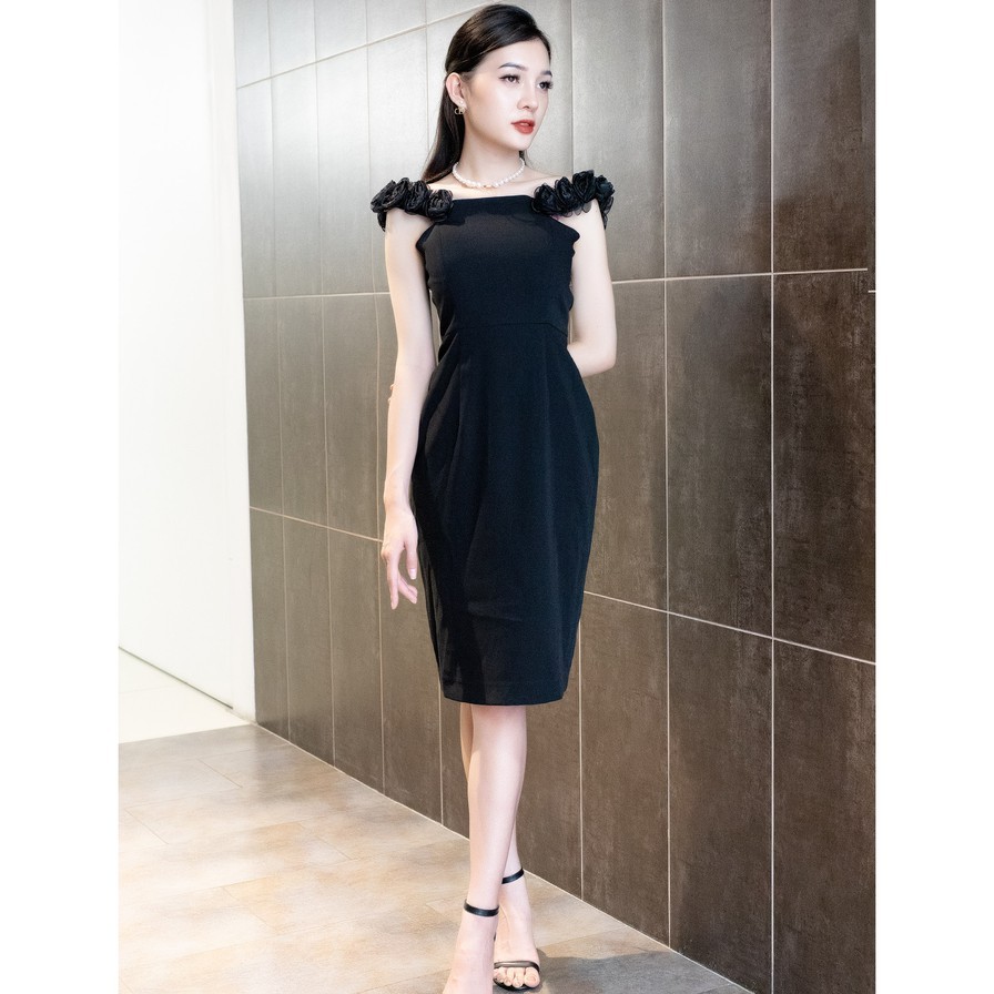 Đầm ôm hở vai, dây vắt vai đính nơ hoa vải to Emspo DS2618
