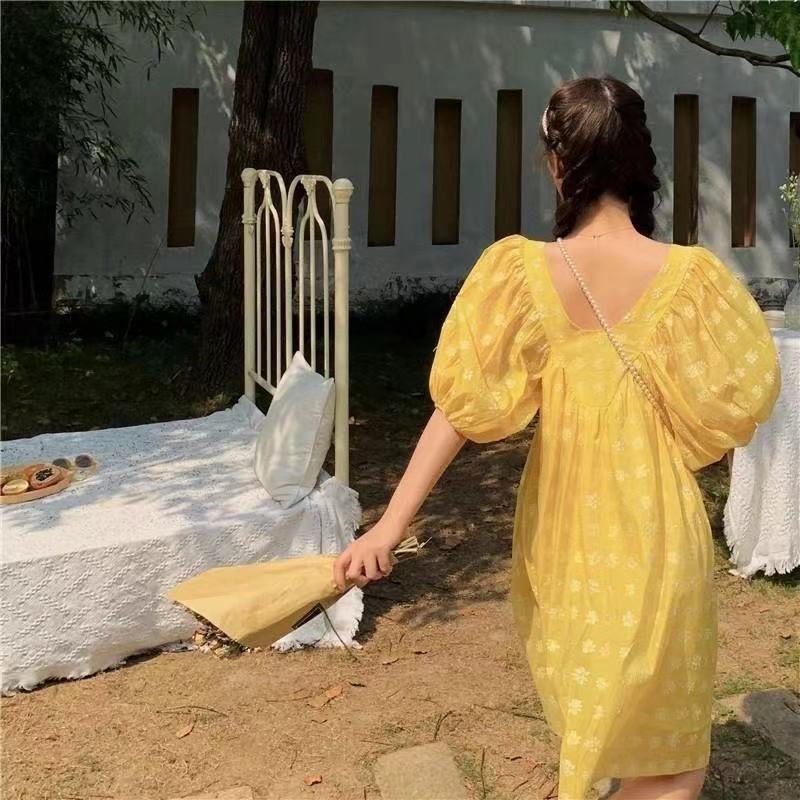 Đầm Tay Phồng Cổ Vuông Họa Tiết Hoa Cúc Phong Cách Retro