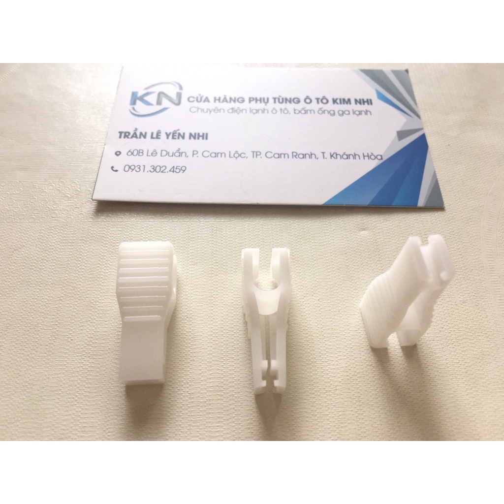 Kẹp gắp, tháo cầu chì cho ô tô xe hơi xe máy màu trắng (Giá 1 cái)