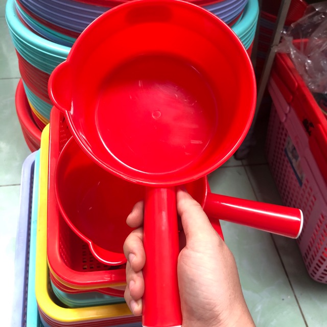 Ca nhựa múc nước