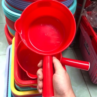 Ca nhựa múc nước