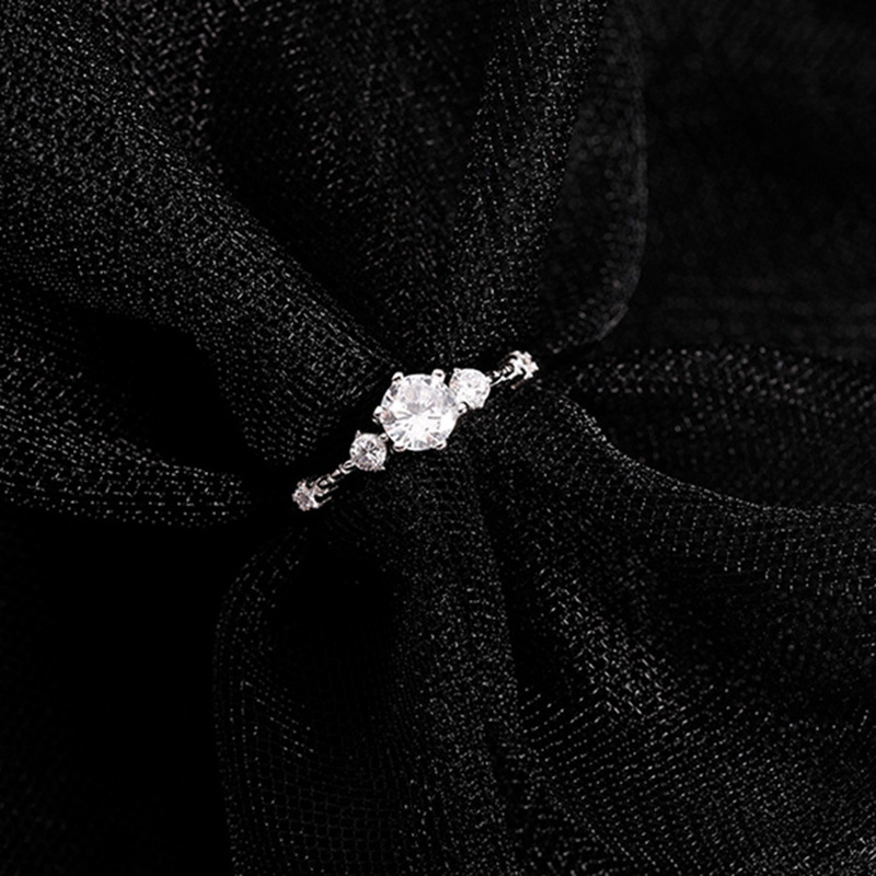 Nhẫn đính đá sang trọng cho phụ nữ