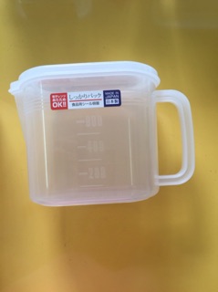 Hộp chia ml có nắp đậy