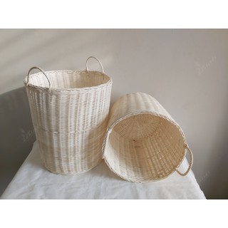 Sọt đựng đồ bằng mây trắng hình trụ, có quai cầm