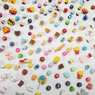 Sticker gắn dép crocs độc lạ