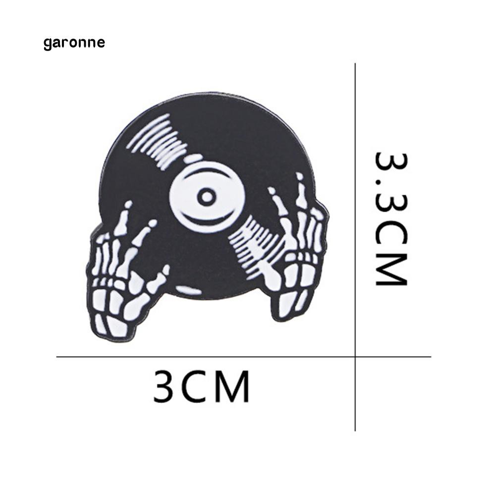 Ghim cài áo hình bàn tay xương cầm đĩa than độc đáo thời trang