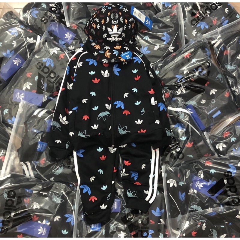 Bộ thể thao hoạ tiết adi.das cho bé trai màu đen size 12-35 cân
