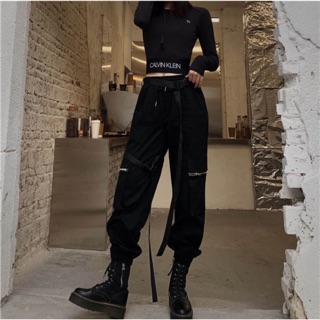 Quần jogger đen kèm đai form rộng