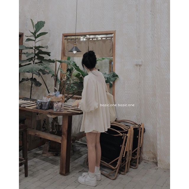 Áo babydoll oversize tay bồng cúc ngọc tone nâu be Bazic one | BigBuy360 - bigbuy360.vn