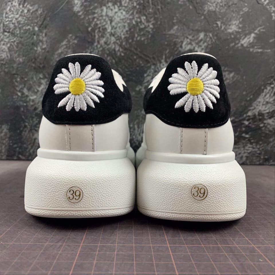 Giày thể thao sneaker { M.C.Q } thêu hoa cúc mới nhất , giày tăng chiều cao lên tới 6cm.