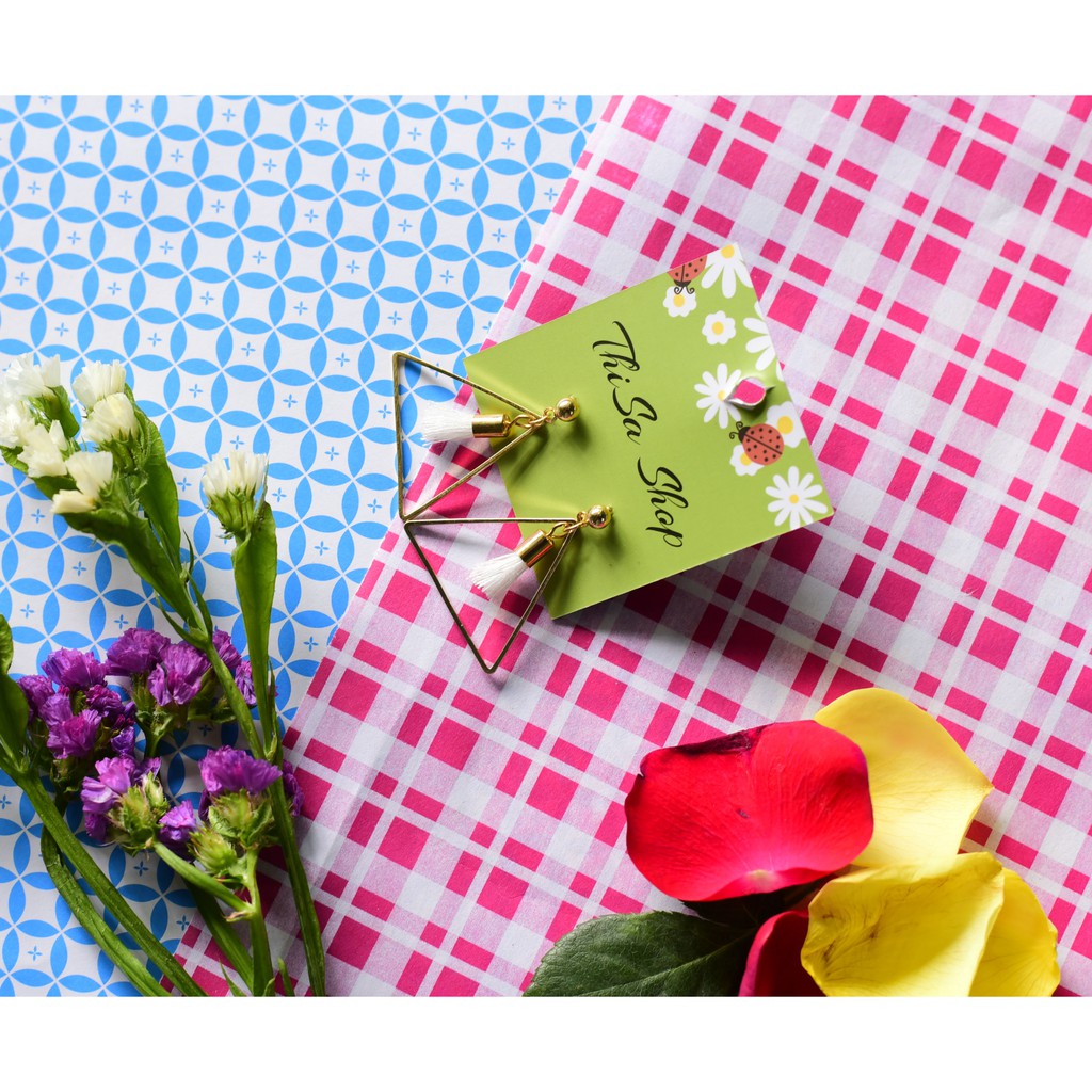 Khuyên tai tam giác tua rua