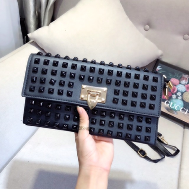 [Mã FAMAYWA2 giảm 10K đơn từ 50K] VÍ NỮ CẦM TAY DÁNG DÀI 2 NGĂN ĐÍNH ĐINH CÓ DÂY ĐEO CHÉO HT 93 | BigBuy360 - bigbuy360.vn