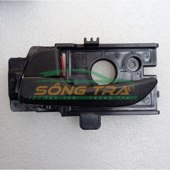 TAY MỞ CỬA TRONG HYUNDAI I10, BÊN LÁI. TAY ĐEN KHÔNG MẠ