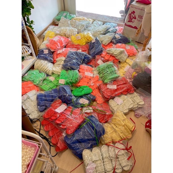 Dép tổ ong dẻo màu trơn cho bé!