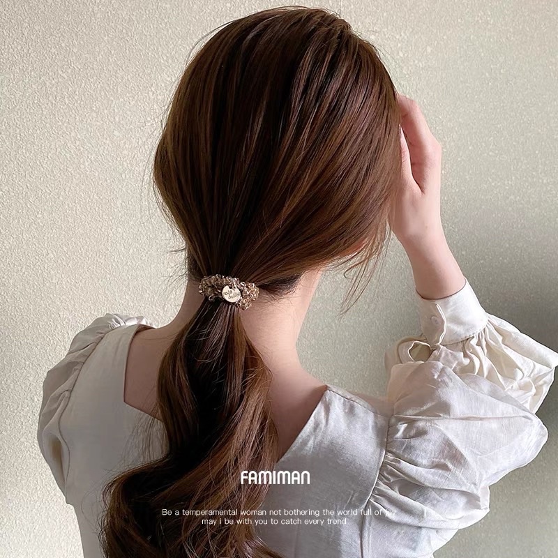 Cột tóc gắn charm vintage