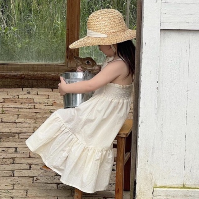 VÁY BÉ GÁI , ĐẦM CHO BÉ GÁI ,VÁY TRẺ EM HAI DÂY PHOM HỞ LƯNG CHÂN VÁY XOÈ RỘNG MÀU KEM