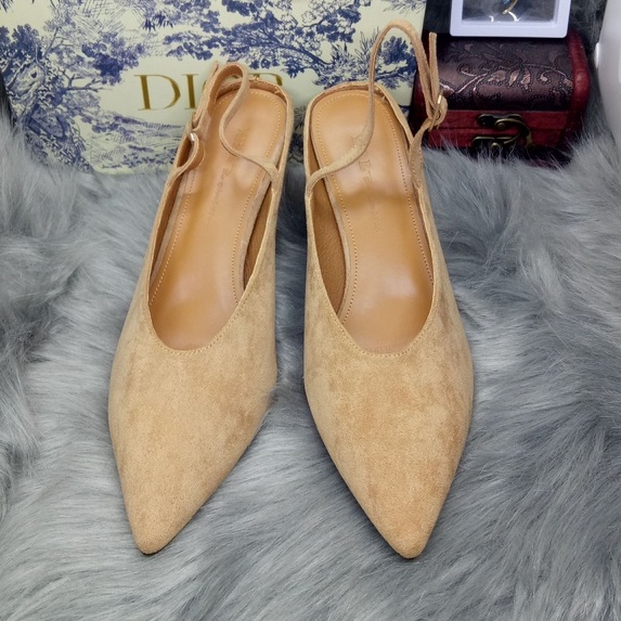 Giày cao gót chất da lộn màu nâu mũi nhọn,có quai hậu, hở gót, gót vuông cao 7 cm