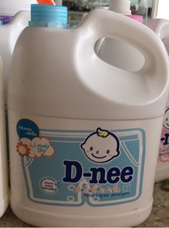Nước giặt Dnee
