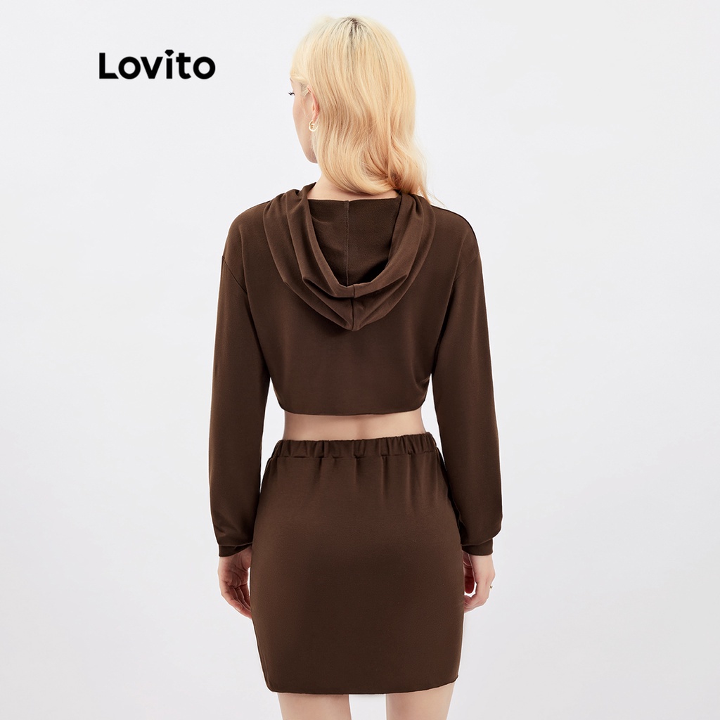 Set Lovito gồm áo hoodie croptop in chữ và chân váy phong cách thường ngày L30AD015 (màu nâu)