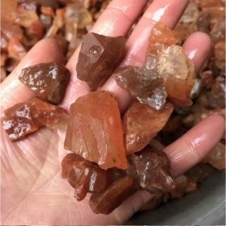 Đá Thạch Anh Tự Nhiên Màu Đỏ