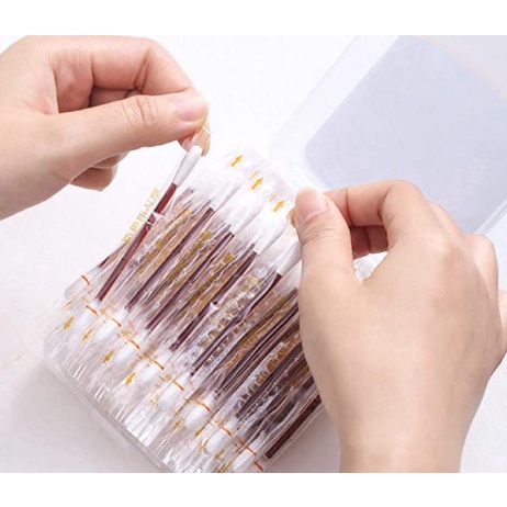 Tăm bông tẩm cồn làm sạch vết thương