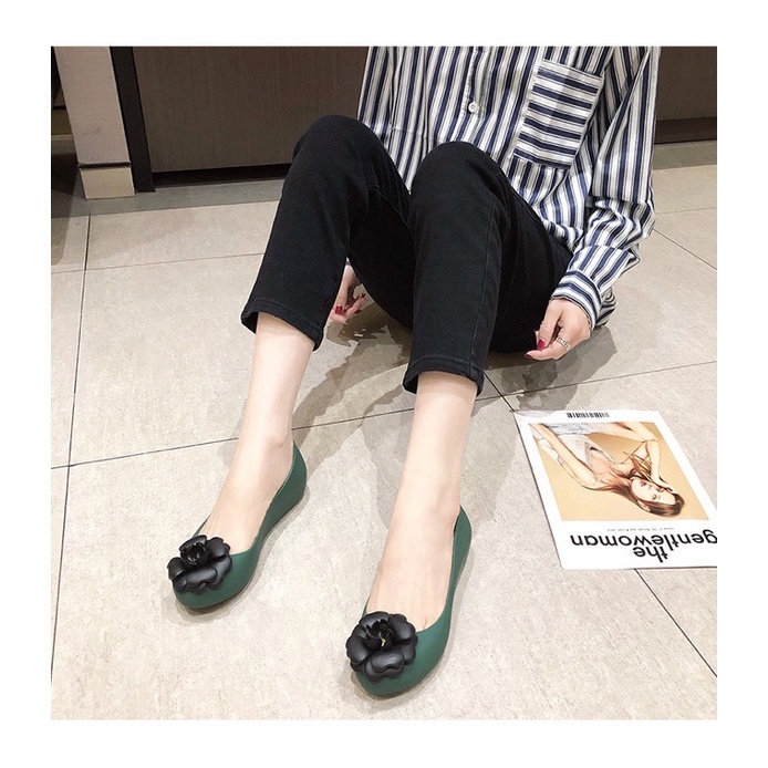 Giày búp bê hoa trà đen nhựa dẻo thơm Soervimy