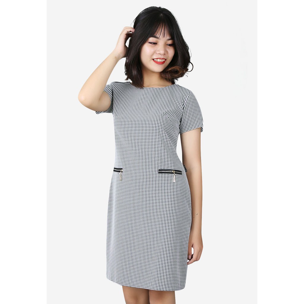 Đầm 1 lớp tay cộc caro đen trắng mỏng dáng suông cổ tròn 2 khóa ngang eo khuy vai The One Fashion DDY3263CRD5