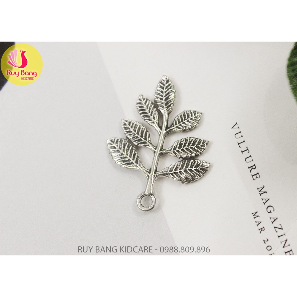 Cành lá kim loại, center đá đính hoa vải handmade