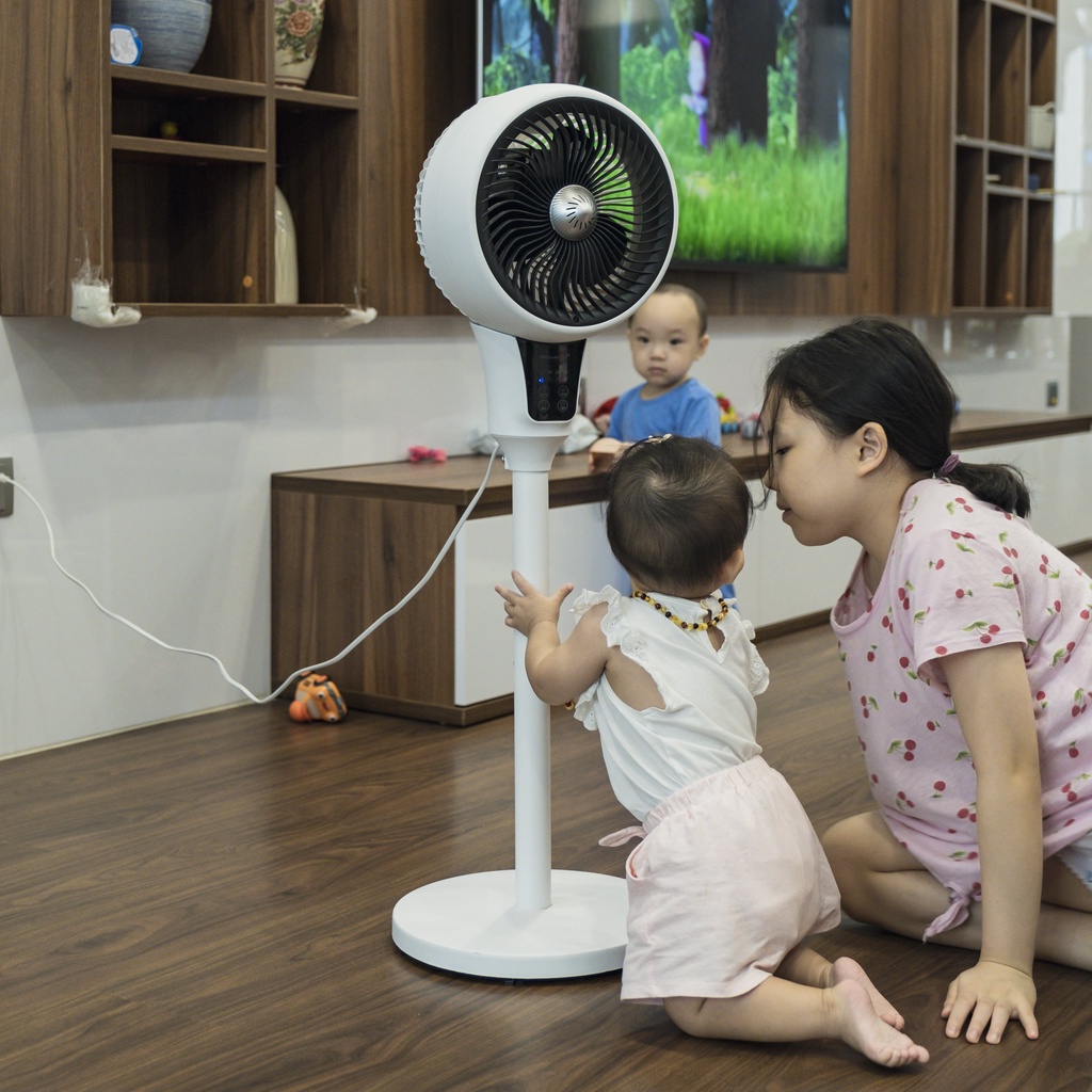 Độc quyềnQuạt cây để sàn 3 cánh quạt gió đối lưu công suất 40W sử dụng motor lõi đồng, có điều khiển từ xa cảm ứng.