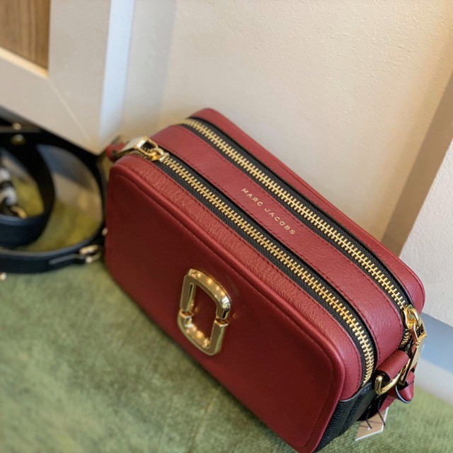 Túi Marc Jacobs Softshot da thật mềm xụi màu đỏ rượu - hậu bối nhà snapshot - form to hơn đáng kể