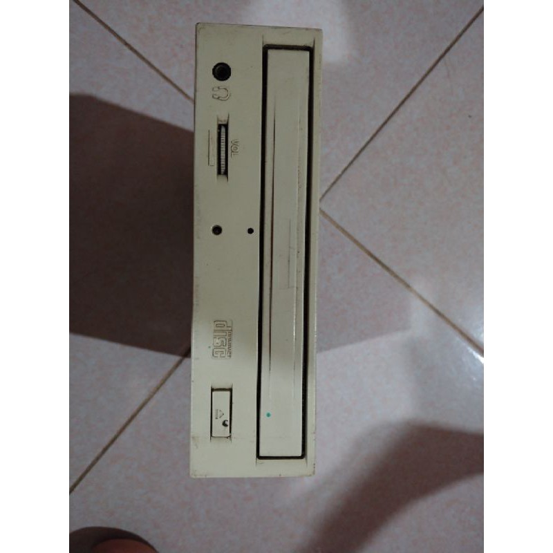 CD máy tính cổ. có cổng out aux 3.5