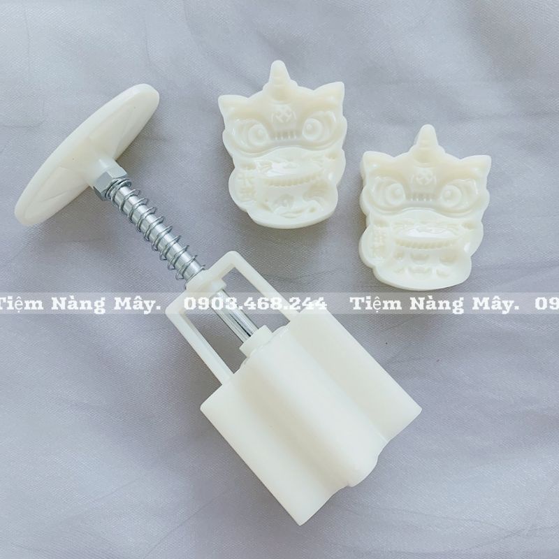 Khuôn mèo thần tài đội lân 2022 ,khuôn lò xo 50g (tặng ct vỏ bánh dứa)