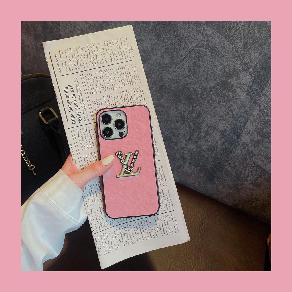 Ốp da nhám hồng viền đen tag L.V đá ip 7plus/8plus/X/Xs/Xsmax/11/11promax/12/12pro/12promax/13/13pro/13promax