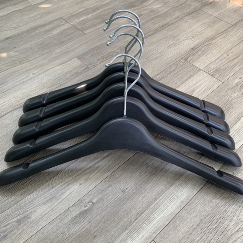 Móc nhựa nữ vai to màu đen vai 38cm, có rãnh treo tiện dụng, đầu móc xoay 360 - mắc áo nhựa gia đình - phụ kiện giá rẻ