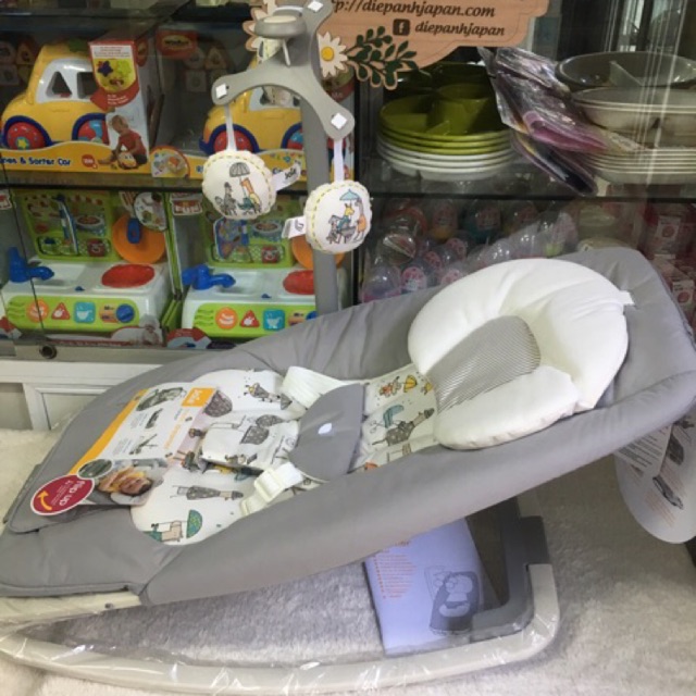 joie dreamer rocker in the rain