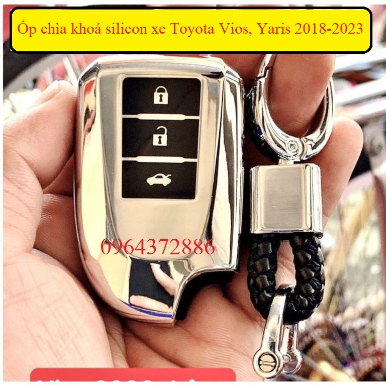 Ốp chìa khóa silicon tráng gương xe Toyota Vios, Yaris 2018-2023 - kèm móc treo .