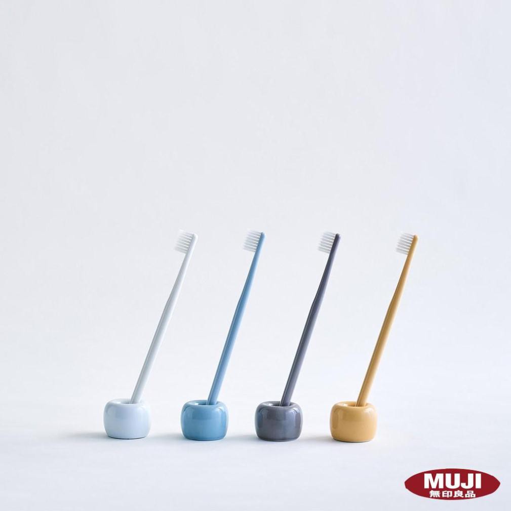 GIÁ ĐỠ BÀN CHẢI ĐÁNH RĂNG - BẰNG SỨ MÀU VÀNG, ĐƯỜNG KÍNH 4x3CM  - MUJI JAPAN