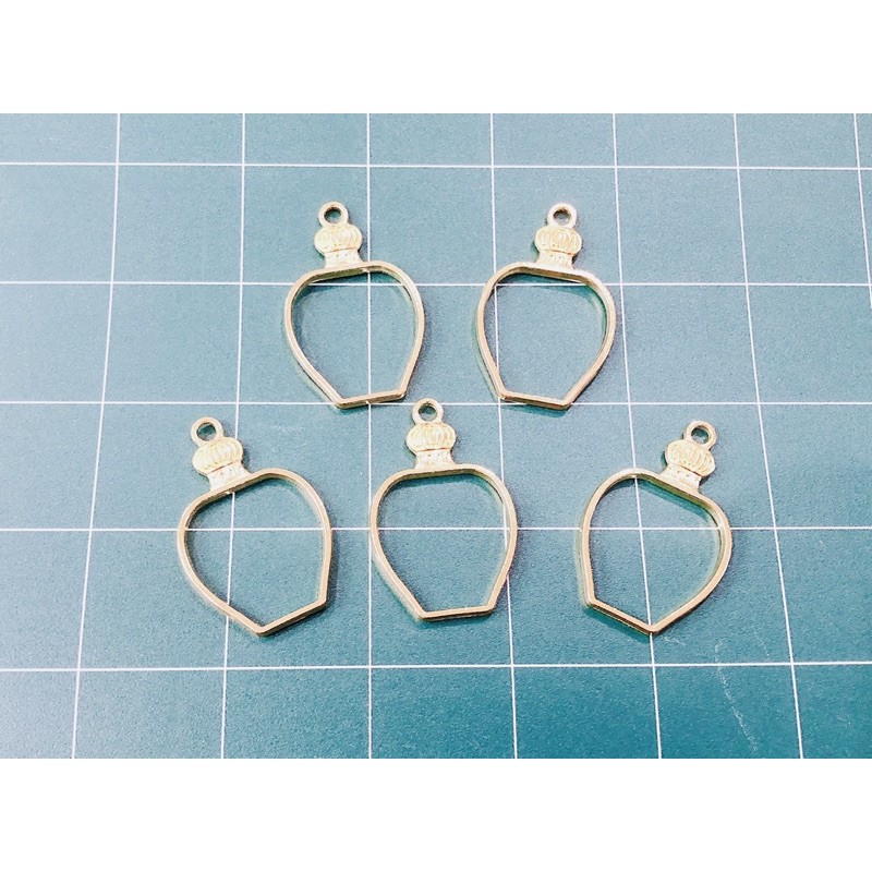Khuôn mặt dây chuyền resin hình bình nước màu vàng kim