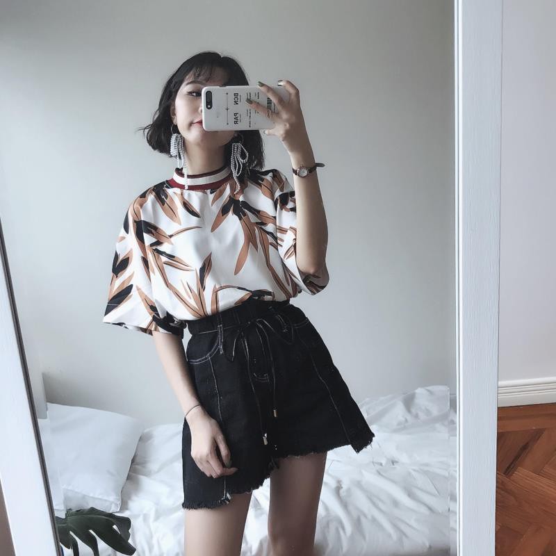 Áo thun nữ cổ tròn cao họa tiết tay ngắn Emilyshop