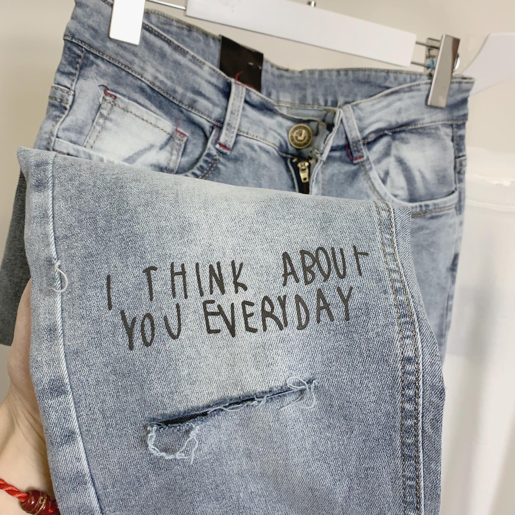 Quần jean nam màu xanh dương rách gối in chữ vải dày cầm nặng tay mã 9600 | BigBuy360 - bigbuy360.vn