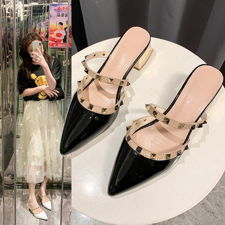 Giày sục cao gót da bóng quai chéo tán đinh gót vuông 3,5p