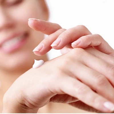 Kem dưỡng da tay Silky Hands, dưỡng ẩm, thẩm thấu sâu vào da, giúp da mềm mại, mịn màng với hương thơm quyến rũ 80ml