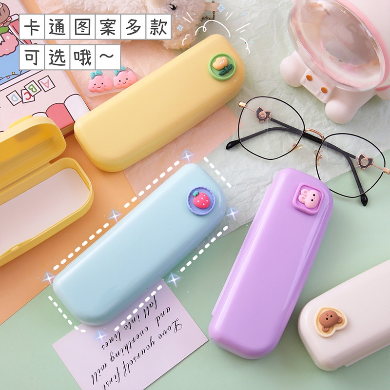 Hộp đựng kính, kiểu dáng trẻ trung, chất liệu nhựa cao cấp giúp bảo vệ kính không bị xước