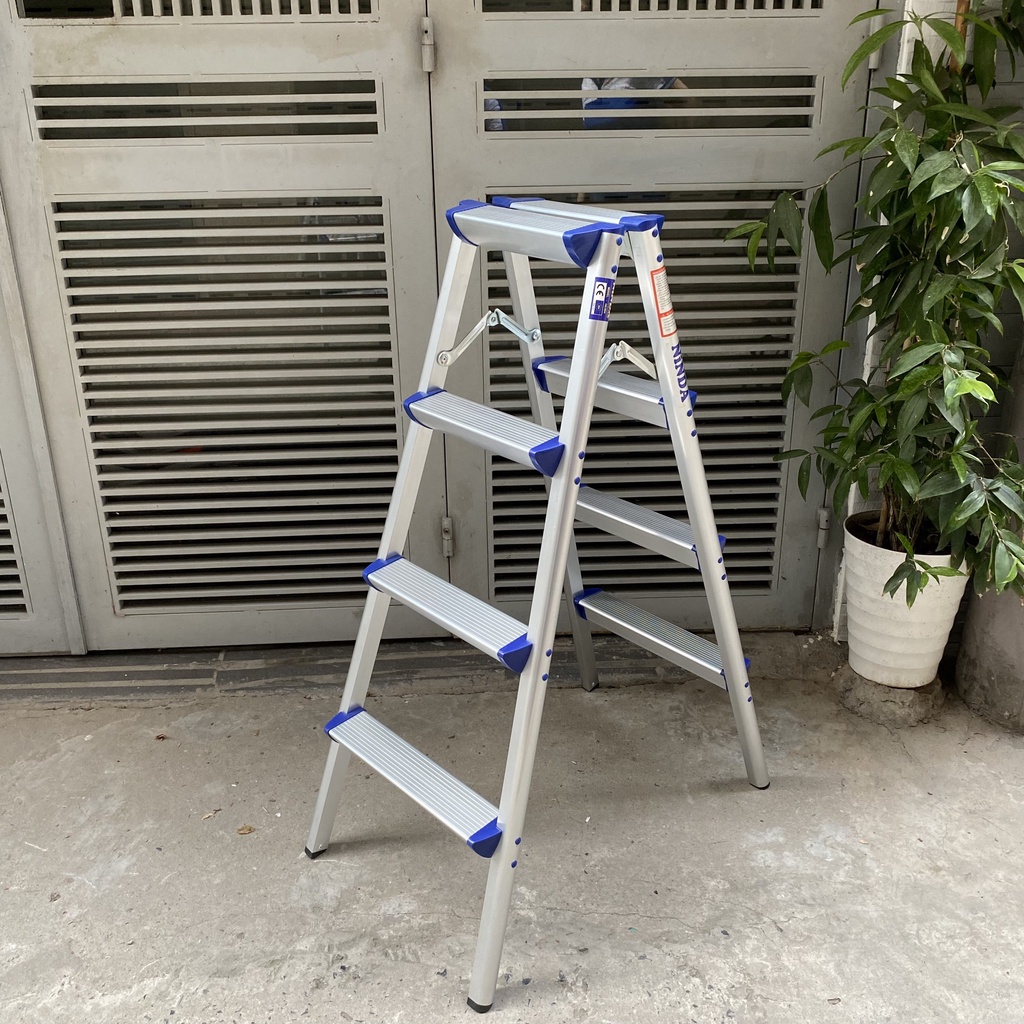 Thang Nhôm Gấp Chữ A Siêu Nhẹ NiNDA R04B - 4 Bậc chiều cao 1m- Hàng Chính Hãng