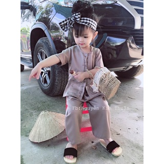 Bà ba cho bé kèm khăn