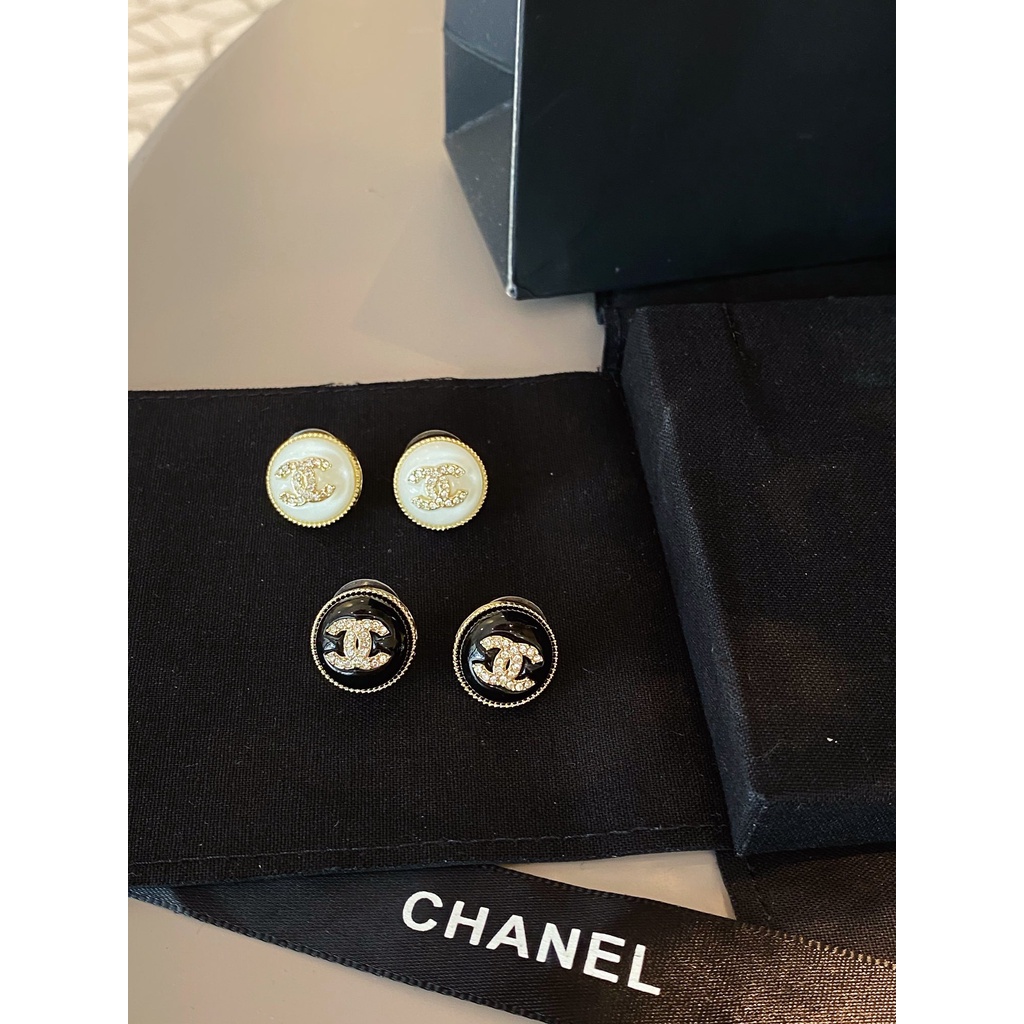 Dây Chuyền Hai Màu Trắng Đen Đính Nút Tròn Và Bông Tai Phong Cách Mới