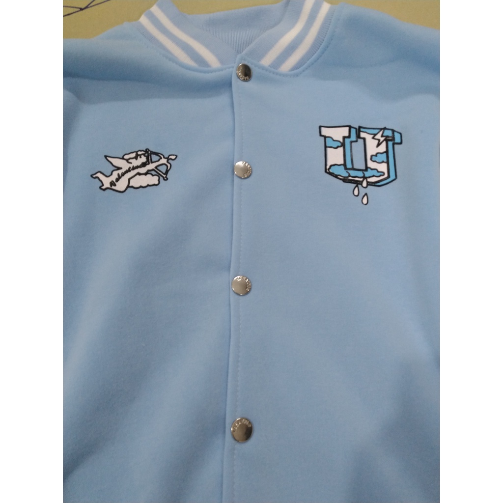 Áo khoác Bomber UNDERTRAP in chữ U.