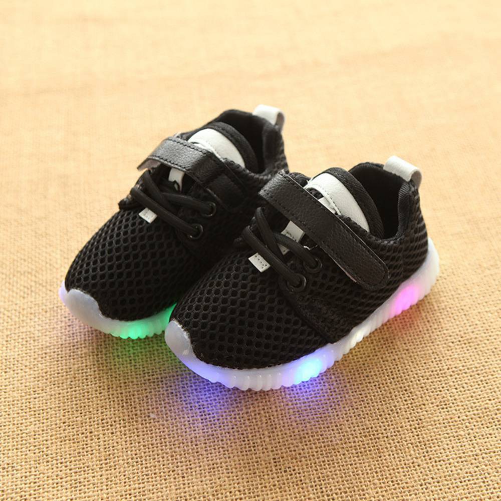 Giày thể thao siêu nhẹ với đèn LED cho bé trai
