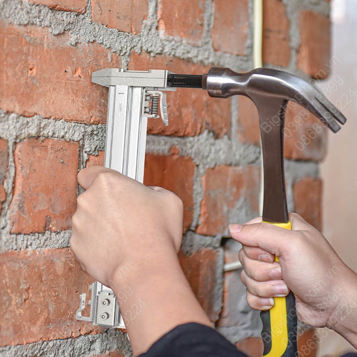 Dụng cụ hỗ trợ đóng đinh bê tông + hộp 400 đinh
